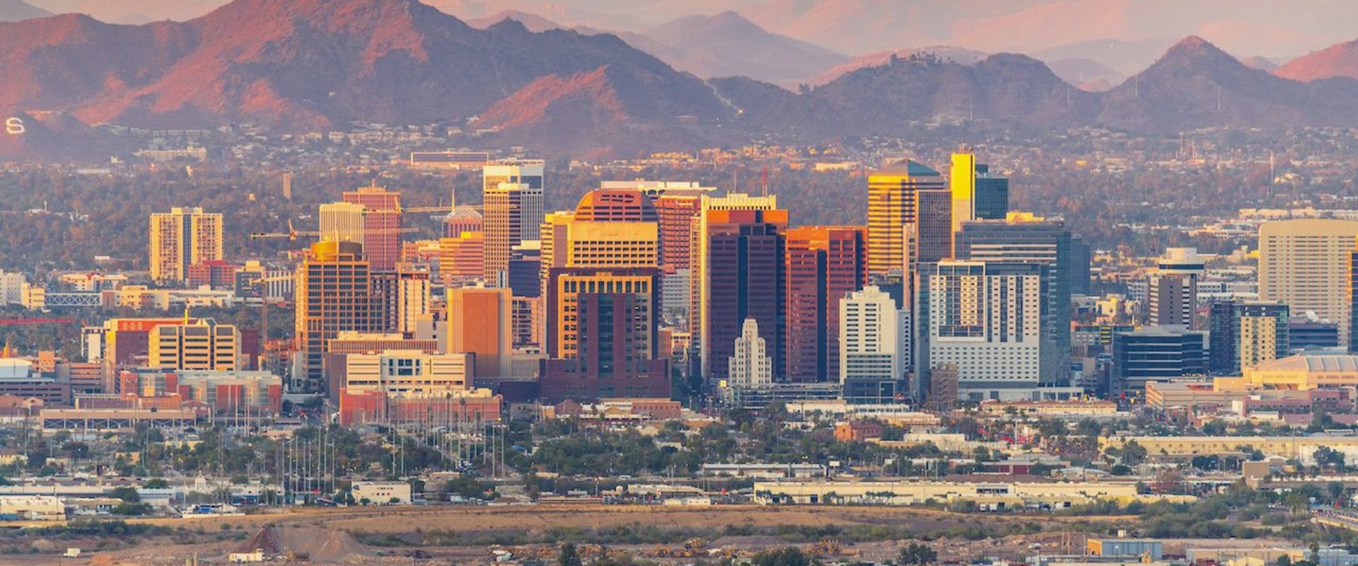 Is phoenix or scottsdale better to visit?